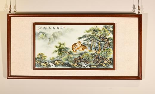 粉彩镶雕虎啸泉鸣瓷板画 商品图0