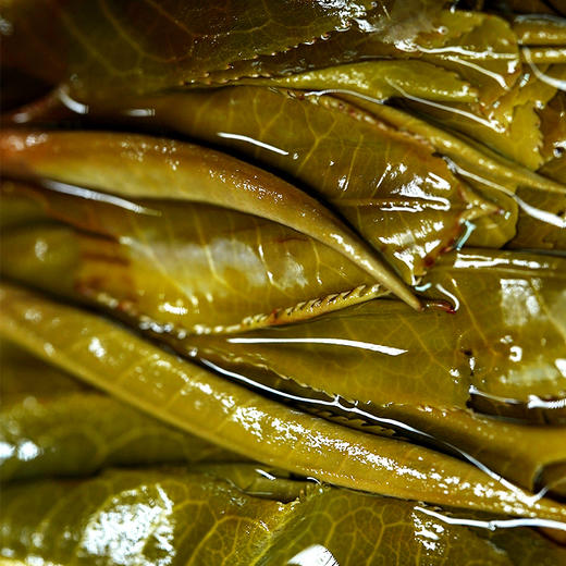 【班盆老寨】 2015年头春头采8年勐海自然干仓储存 越陈越香 把时光转化成惊艳的味道 357g/饼 拍5发6 拍10发12 商品图2