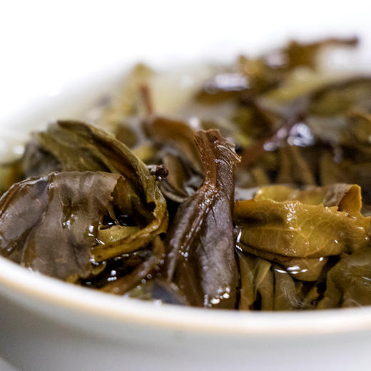 【班盆老寨】 2015年头春头采8年勐海自然干仓储存 越陈越香 把时光转化成惊艳的味道 357g/饼 拍5发6 拍10发12 商品图4