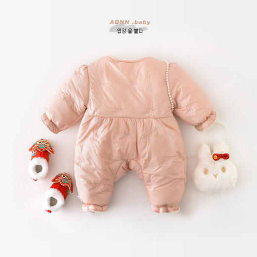 【舒适锁温！款式新颖】婴儿冬季棉衣女宝宝 中国风夹棉连体衣新生儿 加厚公主外出拜年服，亲肤柔软面料，呵护宝宝的每一寸肌肤 商品图2