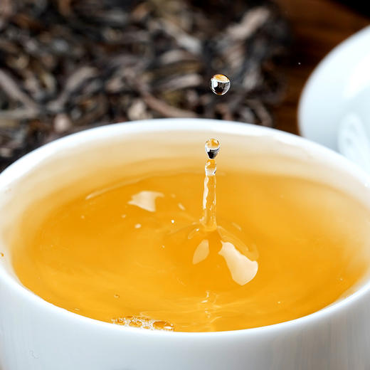 【班盆老寨】 2015年头春头采8年勐海自然干仓储存 越陈越香 把时光转化成惊艳的味道 357g/饼 拍5发6 拍10发12 商品图9