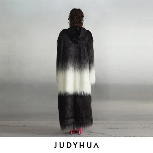 JUDYHUA 黑白渐变环保皮草大衣 商品图2