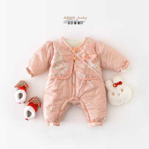 【舒适锁温！款式新颖】婴儿冬季棉衣女宝宝 中国风夹棉连体衣新生儿 加厚公主外出拜年服，亲肤柔软面料，呵护宝宝的每一寸肌肤 商品图1