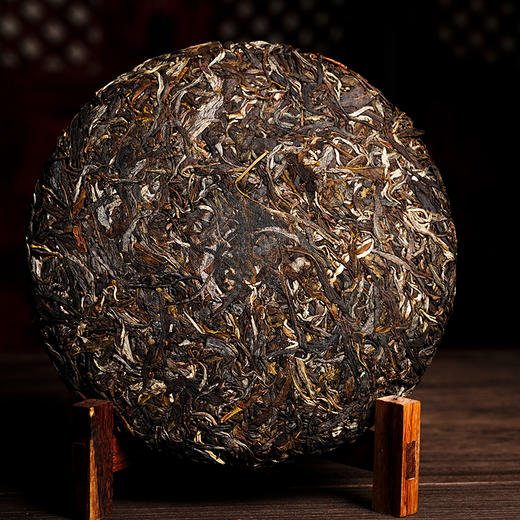 【班盆老寨】 2015年头春头采8年勐海自然干仓储存 越陈越香 把时光转化成惊艳的味道 357g/饼 拍5发6 拍10发12 商品图5