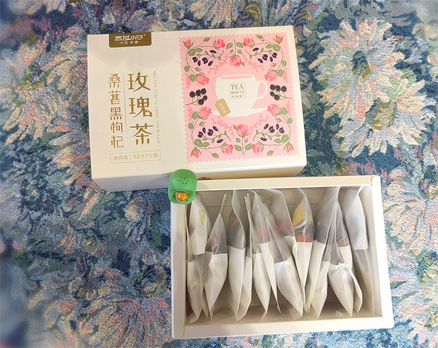 新疆桑葚黑枸杞玫瑰茶