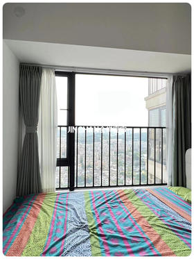 8平榻榻米卧室装上了很哇塞的窗帘！