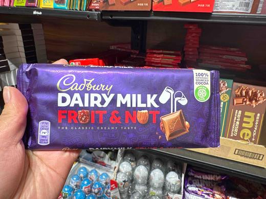 英国吉百利葡萄干扁桃仁夹心牛奶巧克力110g 商品图0