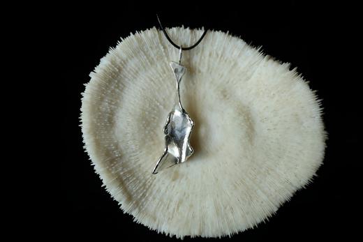 CHEZ BOQUE 冬日童话系列原创手工925银抽象造型吊坠《阴阳师》 商品图1