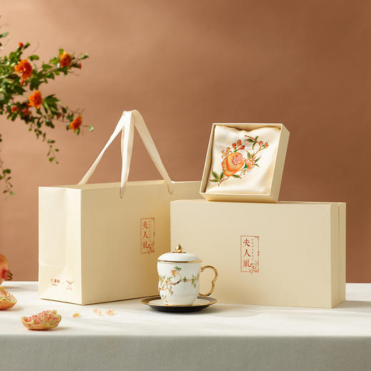 万事利“石榴家园·夫人礼”丝巾瓷杯套装 商品图3