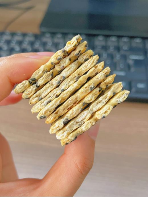 【红谷林黑全麦黑芝麻苏打饼干】✅ 配料超干净，采用活性干酵母，低温自然发酵，🤤健康养胃，零食充饥✅添加15%黑芝麻，10%黑全麦，含膳食纤维， 🧡超健康精选安佳黄油，新西兰乳粉，海盐！ 商品图2