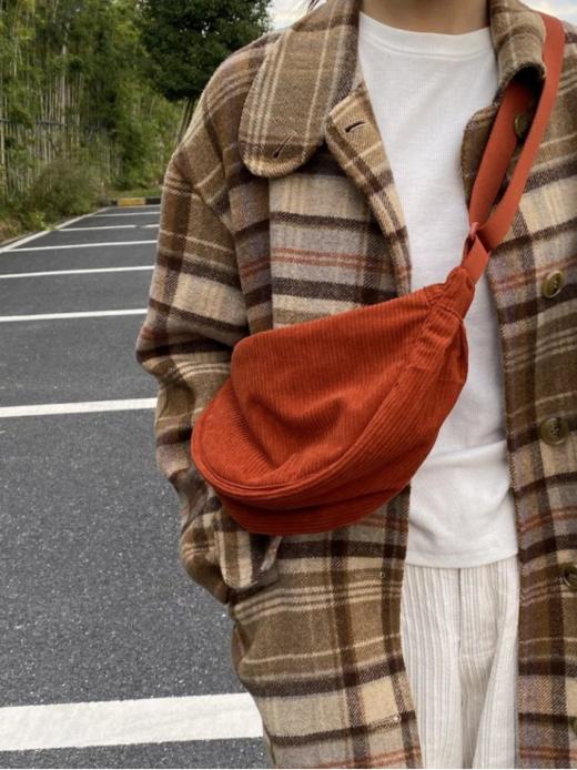 【美拉德U家同款百搭灯芯绒饺子包】😜1.饺子造型可爱随性，💗自重很轻，可调节肩带，可斜跨、手拿、单肩、🎀超大容量、一包就可以装下所有小零件！ 商品图2