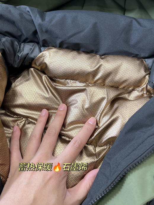 高品重磅复团‼️陈牧驰明星同款~专柜💰2000+【波**同款黑科技蓄热工装外套】男女同款  秒杀福利价 ▪️分仓填充的军工级P棉 ▪️石墨烯热反射 冬天降再大的温!有它完全可以顶住 商品图6