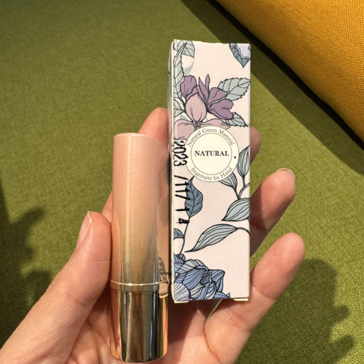 现做，三天发货 奕虹私人定制唇膏，不怕“吃的”唇膏，可食用级别，成分温和不刺激，采用花草浸泡橄榄油，纯手工制作，0香精0色素0激素0防腐剂，一支5g，两支装 商品图1