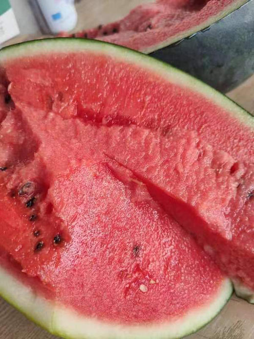 最高品质的黑美人，源自越南原生态高山种植，
沙瓢多汁，新鲜脆爽，好吃的连瓜皮都想啃光！6-7斤/个 商品图2