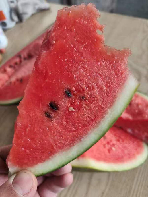 最高品质的黑美人，源自越南原生态高山种植，
沙瓢多汁，新鲜脆爽，好吃的连瓜皮都想啃光！6-7斤/个 商品图3