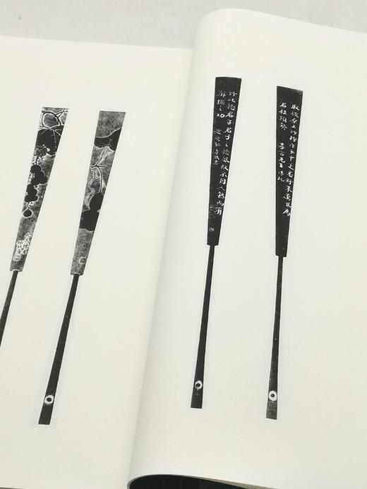 《西厓刻竹》，宣纸线装，12开本，金西厓著，五洲传播出版社2010年一版一印，32个筒子页，定价280，售价268元。 商品图4