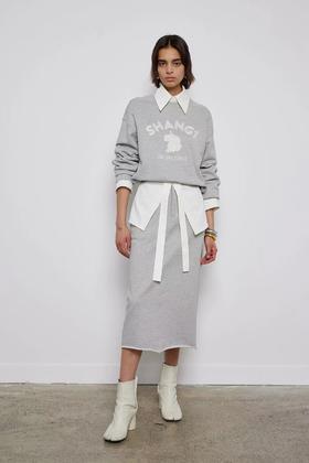 简约毛边儿中长款卫衣裙