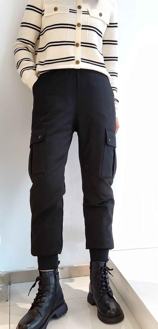 382776女式弹力工装羽绒裤，户外及学生必备，5个尺码S 到XXL，内侧加弹力缝活动自如，休闲时尚可搭配马丁靴 短筒靴，板鞋运动鞋，松紧腰带抽绳可调节腰围大小！适合各年龄段！实物膝上口袋无拉链是扣子 商品图1