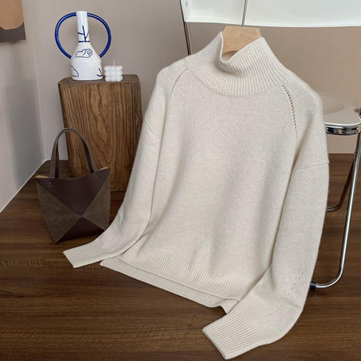 合股羊绒高领乳白色针织衫 97%羊绒+3%羊毛 手感丰厚柔软 宽松版型设计 罗纹高领 下摆开叉 商品图7