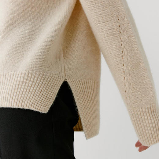 合股羊绒高领乳白色针织衫 97%羊绒+3%羊毛 手感丰厚柔软 宽松版型设计 罗纹高领 下摆开叉 商品图1