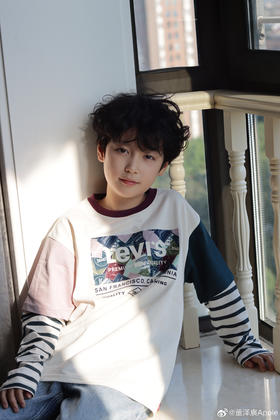 #精致钢琴少年