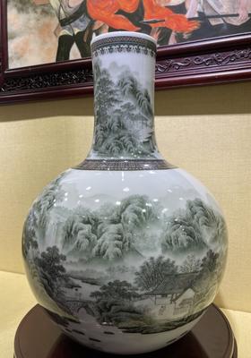 内外画青绿山水天球瓶