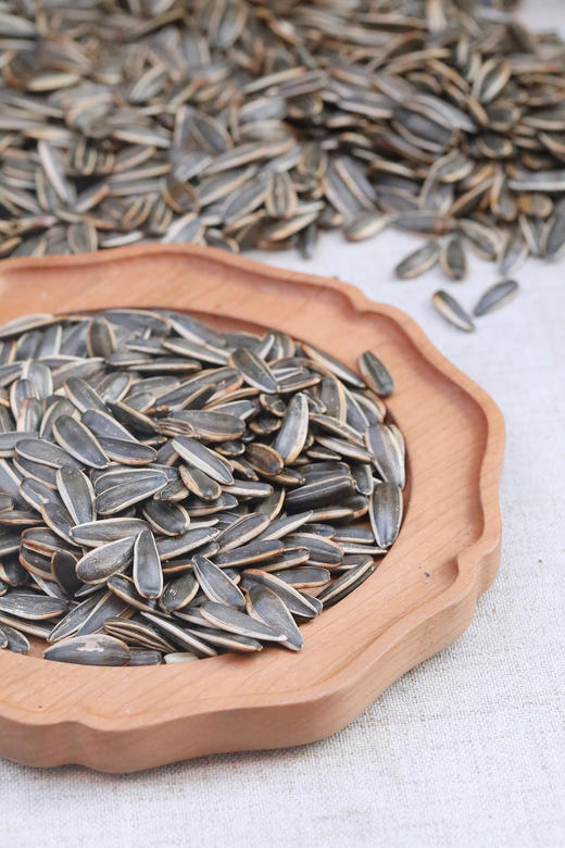 酥脆香甜，超好磕！【新疆塔城瓜子】本色原味，来自大美西域！果壳油亮光滑、个大皮薄、肉厚酥脆、颗粒饱满 葵花籽～ 商品图4