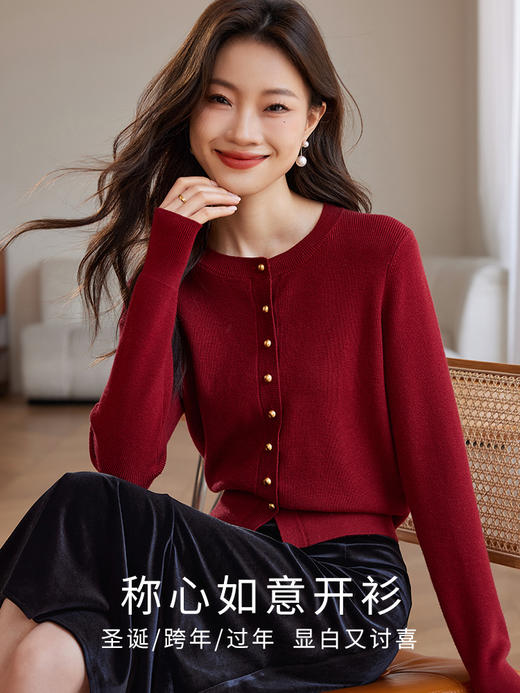【年货节】熙世界氛围感复古红色毛衣秋冬2025新款高级感圆领长袖针织开衫 商品图1
