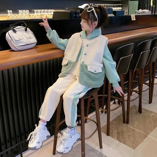年终大促！ 【休闲趣味搭配！增添活力感和时尚度】秋冬款女童加绒加厚拼色字母连帽卫衣卫裤毛毛马甲休闲保暖三件套，字母图案展示个性，连帽设计温暖不失时尚。ry 商品图1