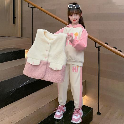 年终大促！ 【休闲趣味搭配！增添活力感和时尚度】秋冬款女童加绒加厚拼色字母连帽卫衣卫裤毛毛马甲休闲保暖三件套，字母图案展示个性，连帽设计温暖不失时尚。ry 商品图2
