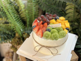 堆满水果的蛋糕，因季节不同，水果或许随机调整（保证四种水果）