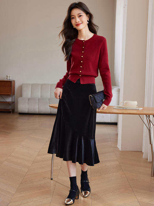 【年货节】熙世界氛围感复古红色毛衣秋冬2025新款高级感圆领长袖针织开衫 商品图4