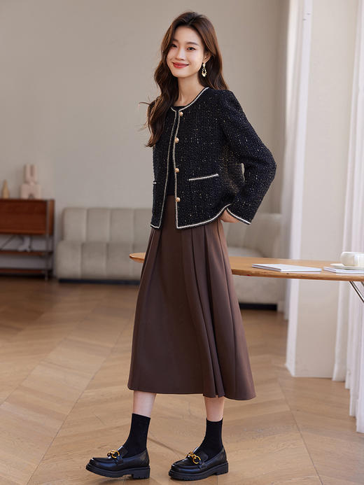 【年终特卖】熙世界黑色时尚针织打底衫女秋冬设计感圆领宽松软糯风内搭毛衣 商品图3