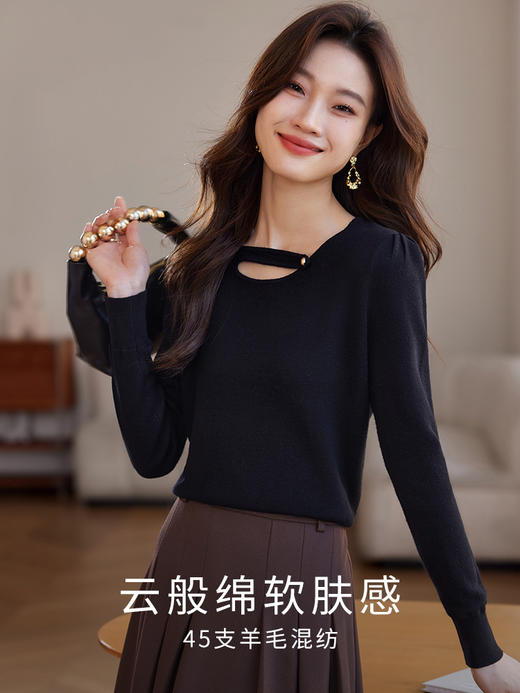 【年终特卖】熙世界黑色时尚针织打底衫女秋冬设计感圆领宽松软糯风内搭毛衣 商品图2