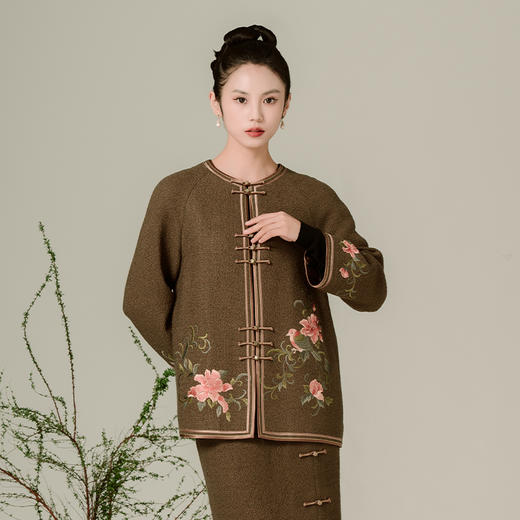 荷言HEYEN明堂咖啡色棕色格纹毛呢刺绣苏绣上衣外套旗袍新中式高级定制 商品图3