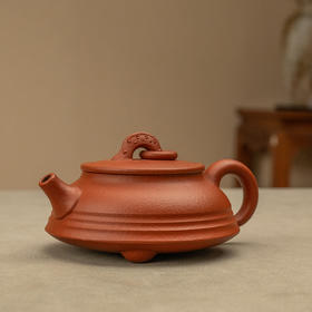 《小鱼欢壶》吴幼波 正高级工艺美术师（研究员级高级工艺美术师）、实力派中青年紫砂艺术家