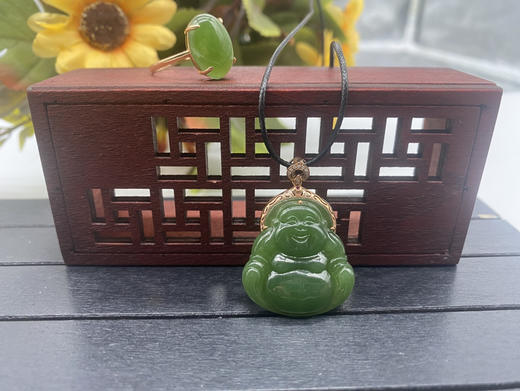 18k镶嵌和田玉吊坠戒指套装 商品图0