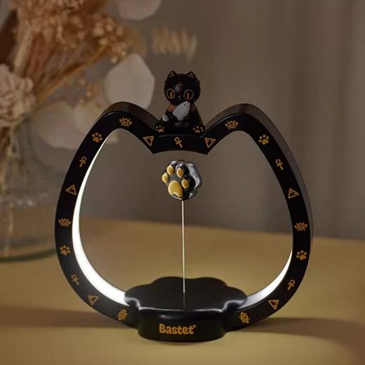 大英博物馆 盖亚·安德森猫和她的朋友们系列 萌猫摸鱼磁吸悬浮感应小夜灯摆件礼盒 商品图1
