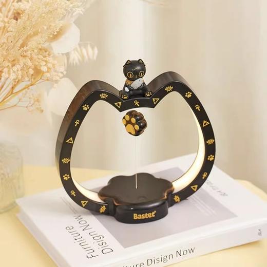 大英博物馆 盖亚·安德森猫和她的朋友们系列 萌猫摸鱼磁吸悬浮感应小夜灯摆件礼盒 商品图2