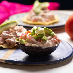 金枪鱼牛油果盅