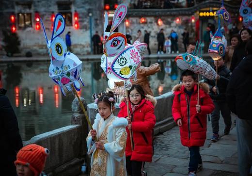 春节这么过才有意思！带娃走进徽州东方美学，跟大咖游水墨宏村、看黄山四绝；做客徽州人家，吃落昏、打食挑、讨红包；舞鱼灯、做糕点、剪窗花，泡汤泉……讲100遍美学定义，不如带娃去一次徽州！ 商品图3