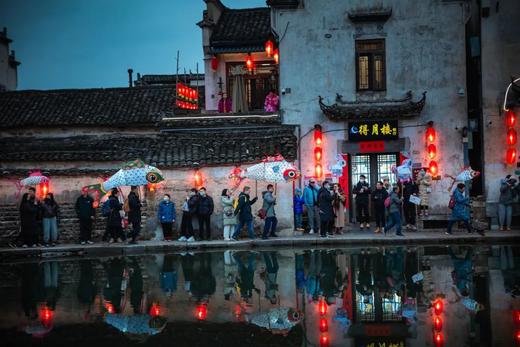 春节这么过才有意思！带娃走进徽州东方美学，跟大咖游水墨宏村、看黄山四绝；做客徽州人家，吃落昏、打食挑、讨红包；舞鱼灯、做糕点、剪窗花，泡汤泉……讲100遍美学定义，不如带娃去一次徽州！ 商品图1