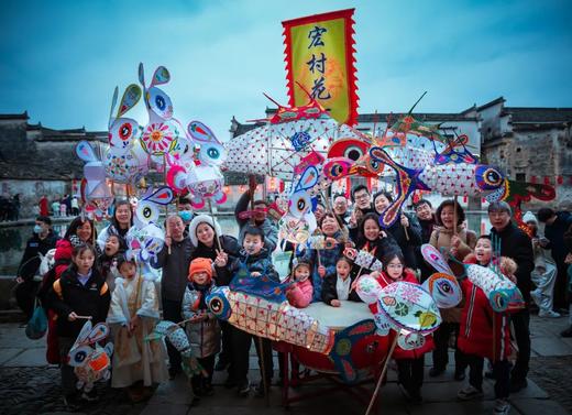 春节这么过才有意思！带娃走进徽州东方美学，跟大咖游水墨宏村、看黄山四绝；做客徽州人家，吃落昏、打食挑、讨红包；舞鱼灯、做糕点、剪窗花，泡汤泉……讲100遍美学定义，不如带娃去一次徽州！ 商品图13