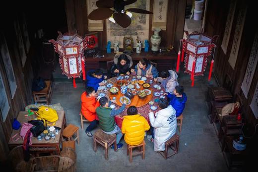 春节这么过才有意思！带娃走进徽州东方美学，跟大咖游水墨宏村、看黄山四绝；做客徽州人家，吃落昏、打食挑、讨红包；舞鱼灯、做糕点、剪窗花，泡汤泉……讲100遍美学定义，不如带娃去一次徽州！ 商品图7