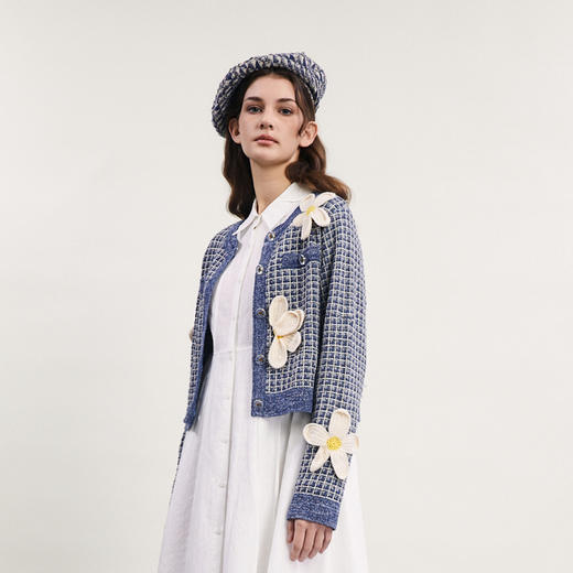 谜底短款针织开衫女2024春新款小香风花朵绣花格纹毛衫241MZ0311 商品图1