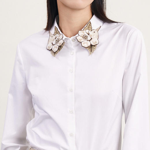 谜底白衬衫长袖女2024春季新款文艺风领口绣花修身衬衣241MC0059 商品图3