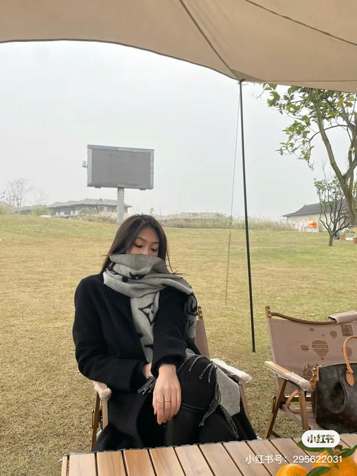 Lv羊绒围巾-黑灰色 商品图11