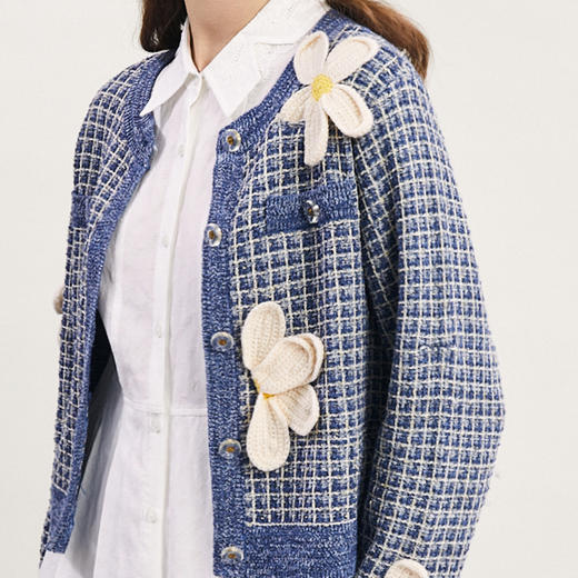 谜底短款针织开衫女2024春新款小香风花朵绣花格纹毛衫241MZ0311 商品图3