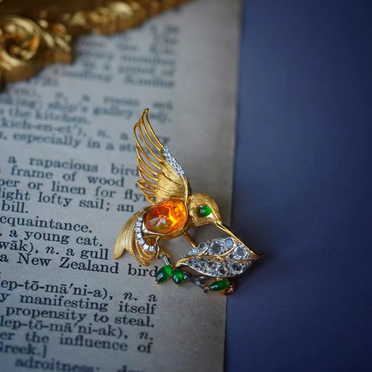 龢盒原创 9k金镶火欧珀翠鸟胸针