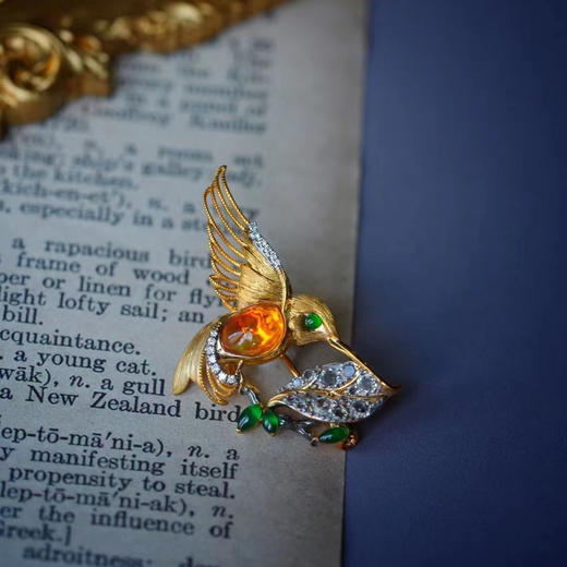 龢盒原创 9k金镶火欧珀翠鸟胸针 商品图0